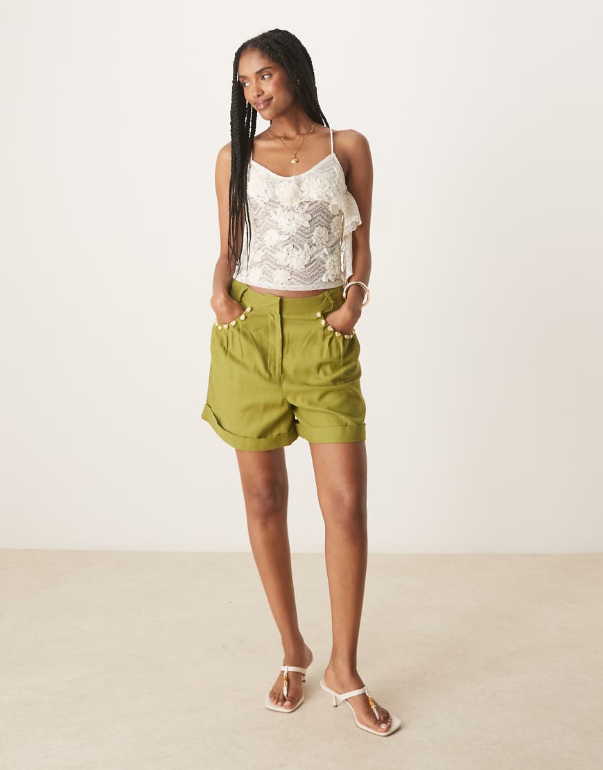 ASOS DESIGN - Elegante A-Linien-Shorts in olivgrüner Leinenoptik mit Perlenverzierung ASOS DESIGN - Elegante A-Linien-Shorts in olivgrüner Leinenoptik mit Perlenverzierung von ASOS DESIGN