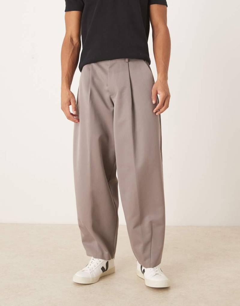 ASOS DESIGN - Elegante Barrel-Hose in Braun mit weitem Bein und Bundfalten-Brown von ASOS DESIGN