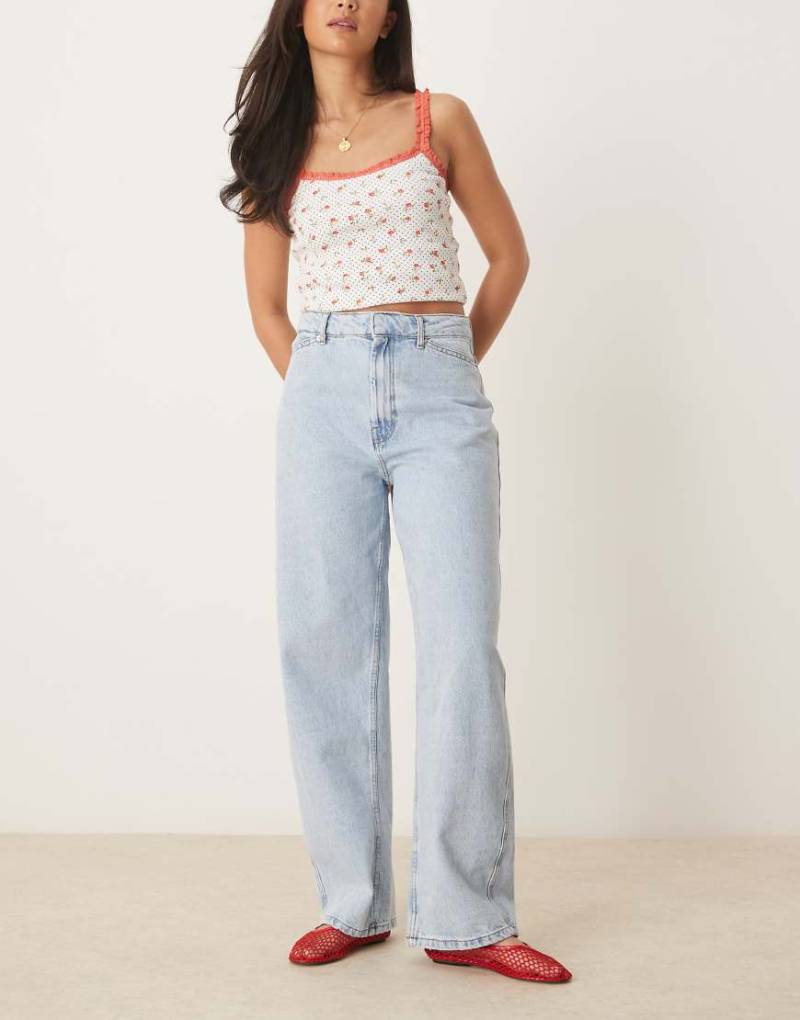 ASOS DESIGN - Elegante Barrel-Jeans in heller Waschung-Blau von ASOS DESIGN
