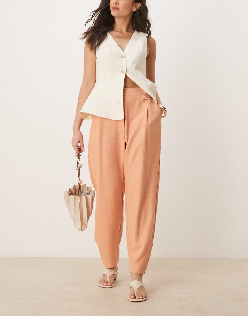 ASOS DESIGN - Elegante Barrel-Leg-Hose in Apricot mit Laschendetail-Orange von ASOS DESIGN