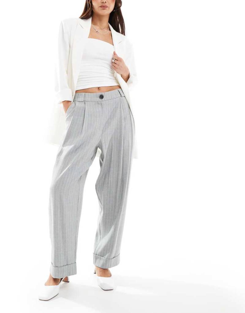 ASOS DESIGN - Elegante Barrel-Leg-Hose in Grau gestreift mit Umschlagsaum-Bunt von ASOS DESIGN