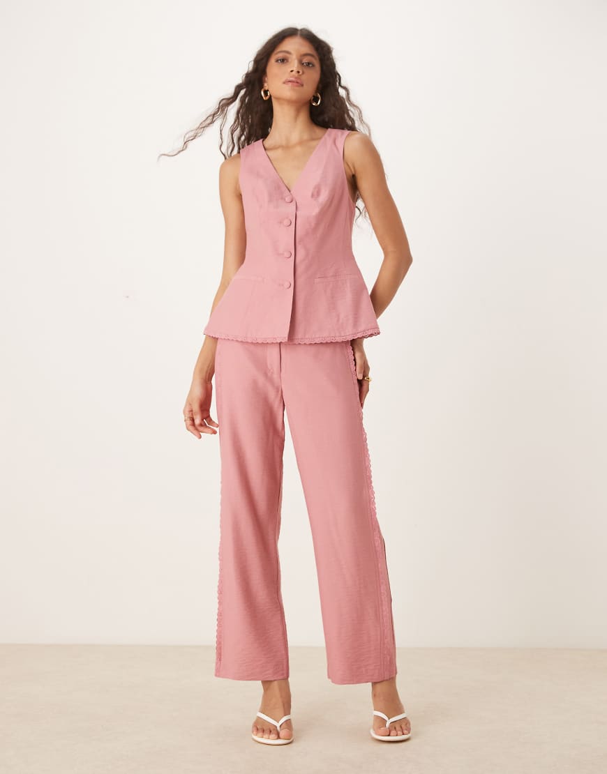 ASOS DESIGN - Elegante, lässig und gerade geschnittene Hose in Rosa mit Spitzeneinsatz, Kombiteil ASOS DESIGN - Elegante, lässig und gerade geschnittene Hose in Rosa mit Spitzeneinsatz, Kombiteil von ASOS DESIGN
