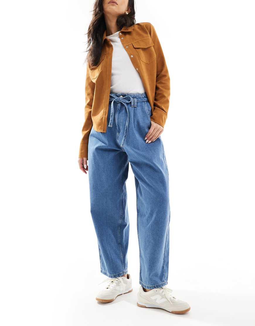 ASOS DESIGN - Jeans in hellem Mittelblau mit Ballon-Schnitt und Bindegürtel ASOS DESIGN - Jeans in hellem Mittelblau mit Ballon-Schnitt und Bindegürtel von ASOS DESIGN