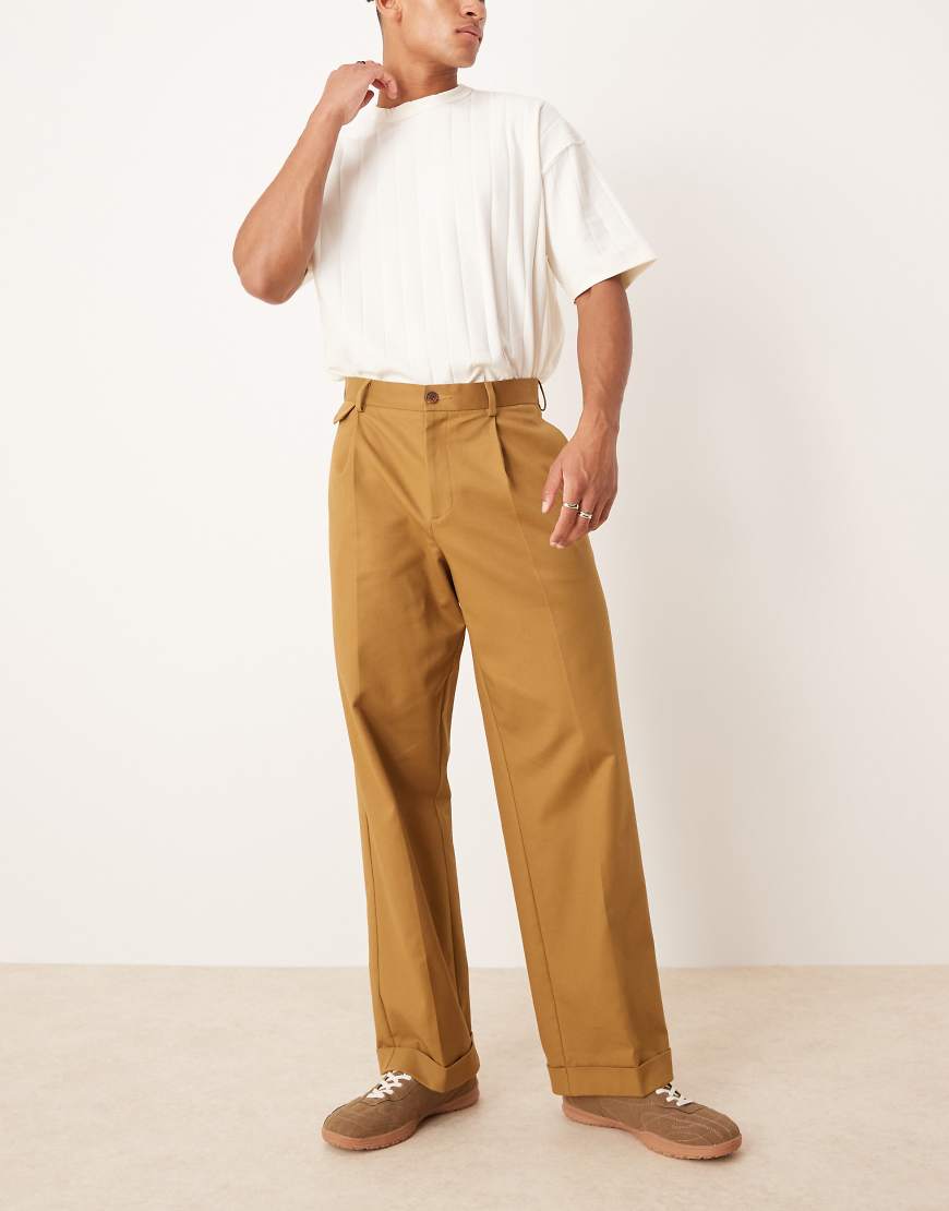 ASOS DESIGN - Elegante Baumwoll-Chinohose in Braun mit weitem Bein und Bundfalte ASOS DESIGN - Elegante Baumwoll-Chinohose in Braun mit weitem Bein und Bundfalte von ASOS DESIGN