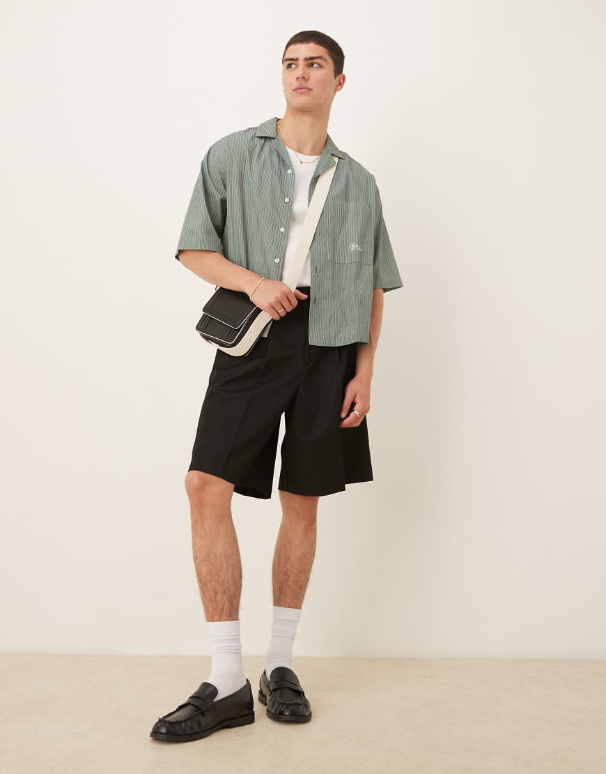 ASOS DESIGN - Elegante Bermuda-Shorts in Schwarz mit Bundfalten von ASOS DESIGN