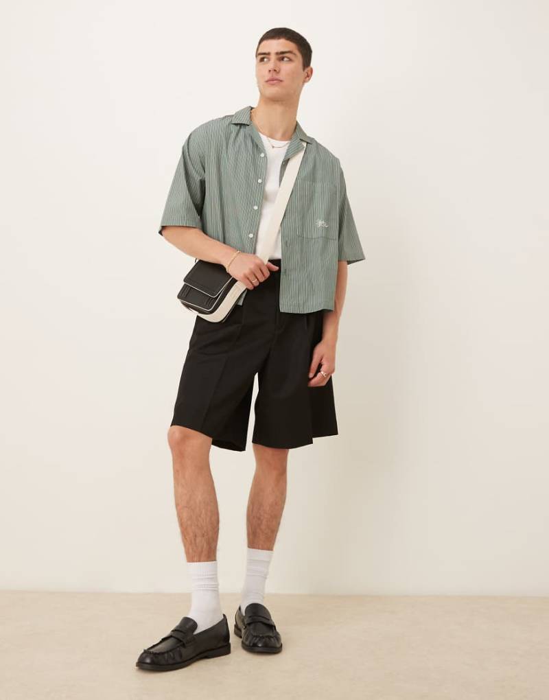 ASOS DESIGN - Elegante Bermuda-Shorts in Schwarz mit Bundfalten von ASOS DESIGN