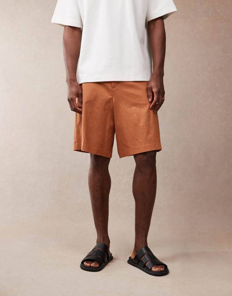 ASOS DESIGN - Elegante Bermudashorts aus Leinenmix in Rostrot-Braun von ASOS DESIGN