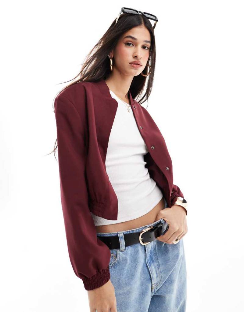 ASOS DESIGN - Elegante Bomberjacke in Weinrot mit verstärkter Schulterpartie von ASOS DESIGN