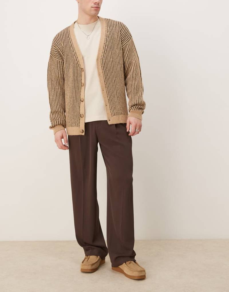 ASOS DESIGN - Elegante Hose in Braun mit weitem Bein und Bundfalten von ASOS DESIGN