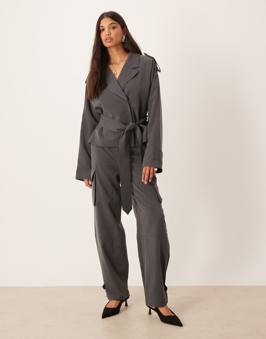 ASOS DESIGN - Elegante Cargo-Hose aus weichem Material in Dunkelgrau mit hohem Bund, Kombiteil von ASOS DESIGN