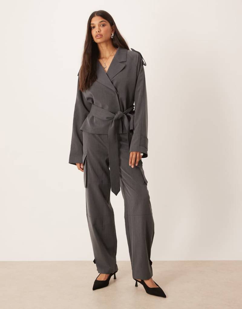 ASOS DESIGN - Elegante Cargo-Hose aus weichem Material in Dunkelgrau mit hohem Bund, Kombiteil von ASOS DESIGN