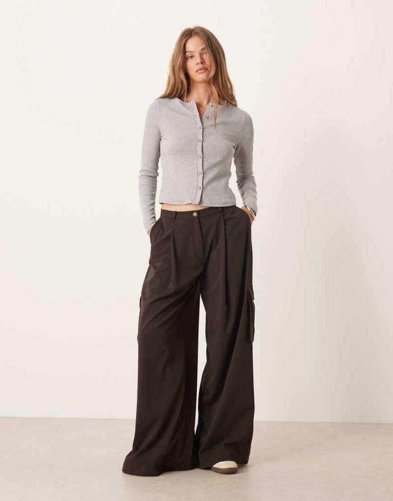 ASOS DESIGN - Elegante Cargo-Hose in Schokoladenbraun mit weitem Bein-Brown von ASOS DESIGN
