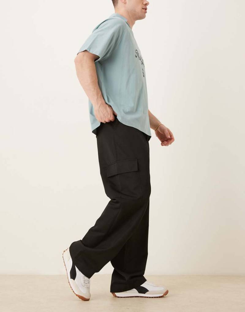 ASOS DESIGN - Elegante Cargo-Hose in Schwarz mit weitem Bein und elastischem Bund von ASOS DESIGN