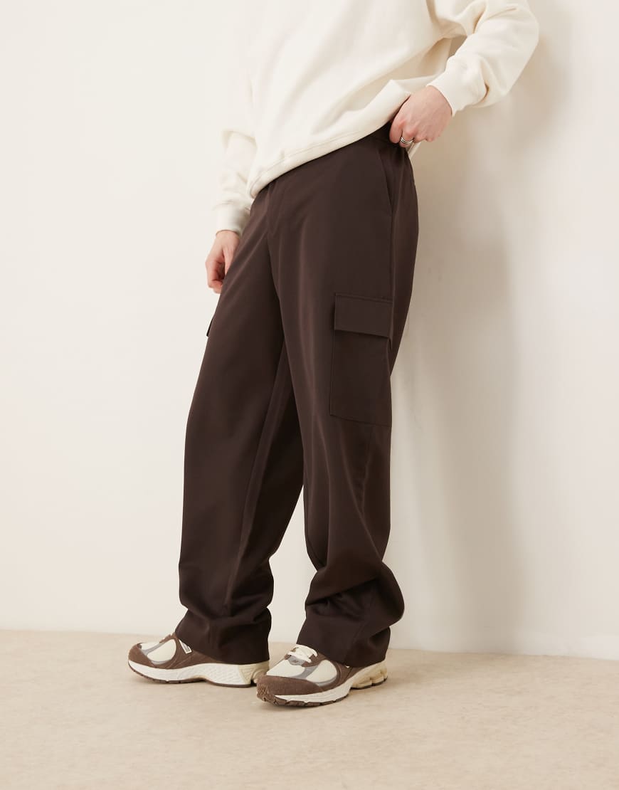 ASOS DESIGN - Elegante Cargohose in Braun mit weitem Bein und Stretch-Taillenbund ASOS DESIGN - Elegante Cargohose in Braun mit weitem Bein und Stretch-Taillenbund von ASOS DESIGN