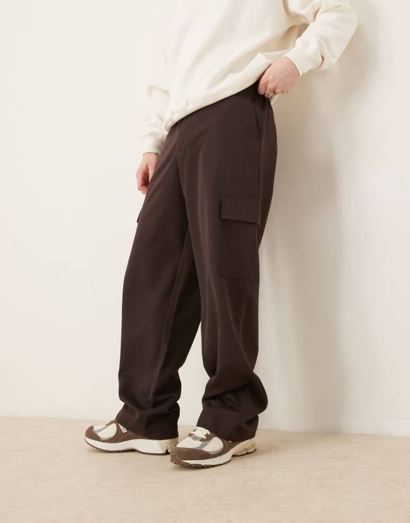 ASOS DESIGN - Elegante Cargohose in Braun mit weitem Bein und Stretch-Taillenbund von ASOS DESIGN