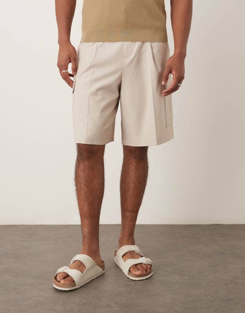 ASOS DESIGN - Elegante Cargo-Shorts in neutralem Farbton von ASOS DESIGN