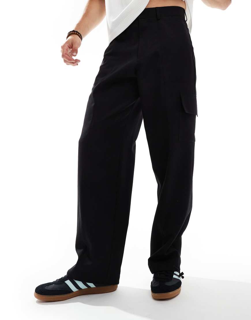 ASOS DESIGN - Elegante Cargohose in Schwarz mit weitem Bein und Knebelverschluss am Saum ASOS DESIGN - Elegante Cargohose in Schwarz mit weitem Bein und Knebelverschluss am Saum von ASOS DESIGN