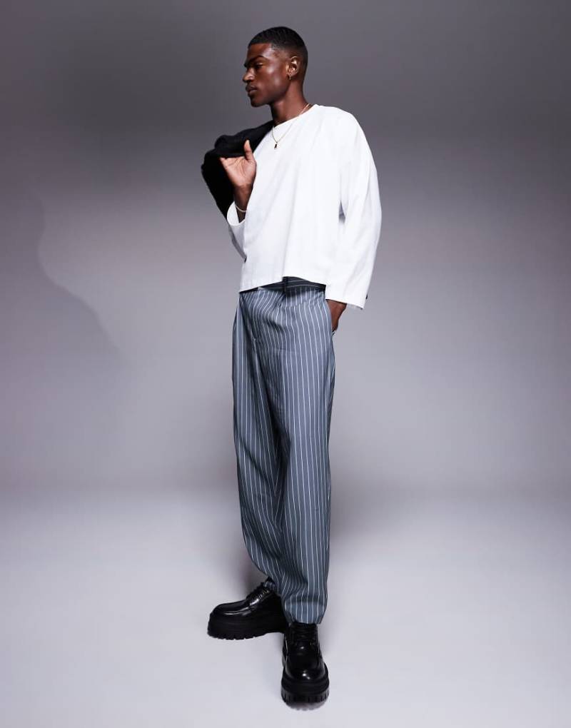 ASOS DESIGN - Elegante Carrot-Fit-Hose in Grau mit Nadelstreifen-Schwarz von ASOS DESIGN