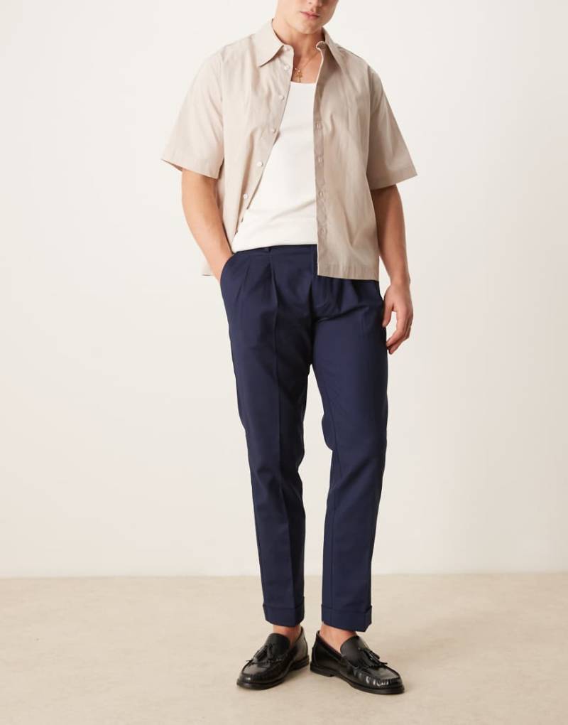 ASOS DESIGN - Elegante Chinohose aus Baumwolle in Marineblau mit schmalem Schnitt von ASOS DESIGN