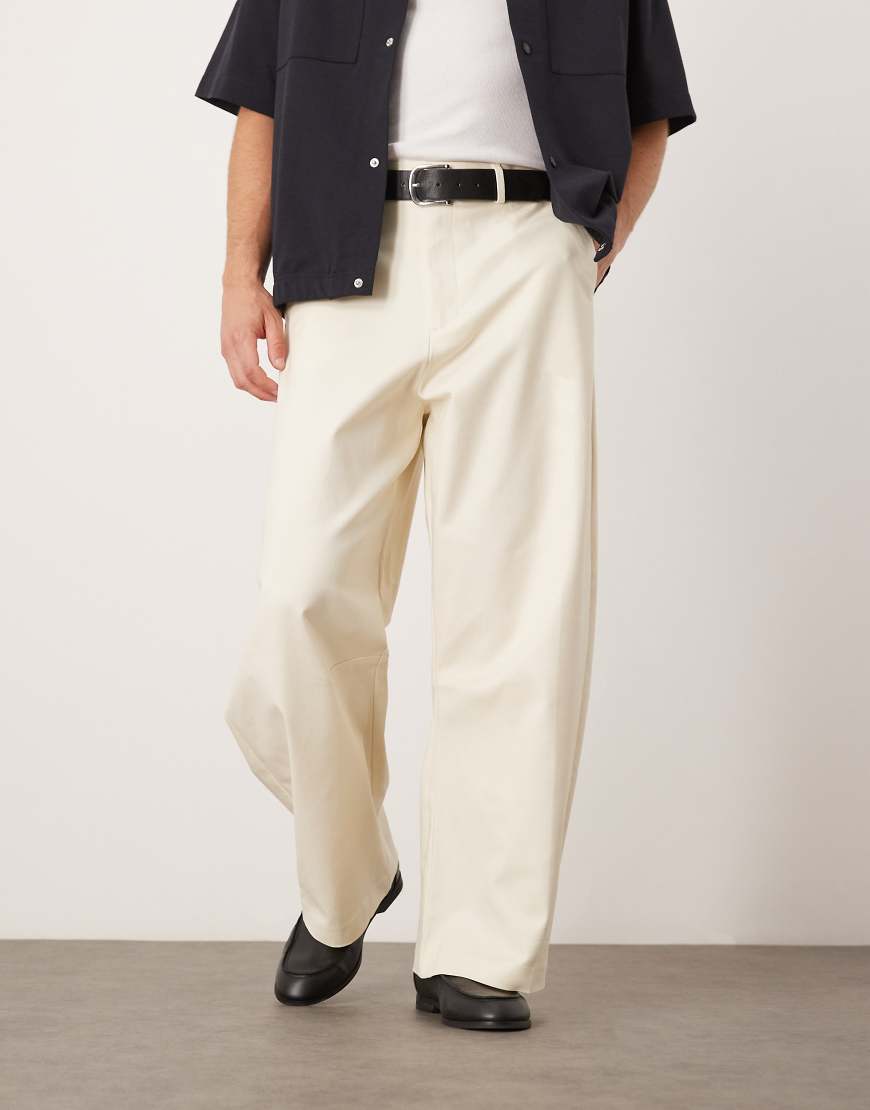 ASOS DESIGN - Elegante Chinohose aus Baumwolle in Weiß mit weitem, abgerundetem Beinschnitt von ASOS DESIGN