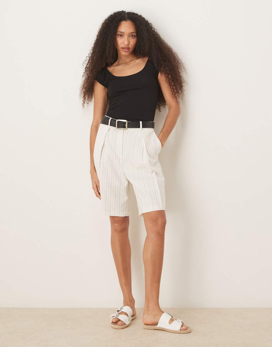 ASOS DESIGN - Elegante City-Shorts in gestreiftem Steinbeige mit Longline-Schnitt-Neutral ASOS DESIGN - Elegante City-Shorts in gestreiftem Steinbeige mit Longline-Schnitt-Neutral von ASOS DESIGN