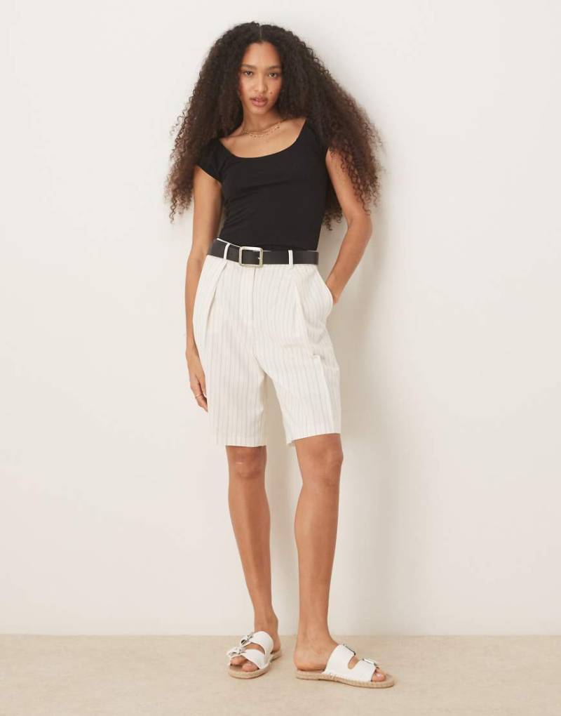 ASOS DESIGN - Elegante City-Shorts in gestreiftem Steinbeige mit Longline-Schnitt-Neutral von ASOS DESIGN