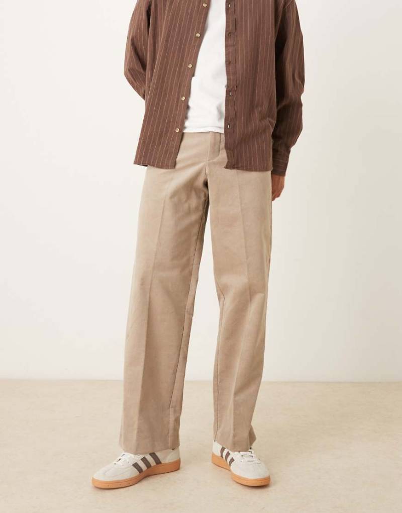 ASOS DESIGN - Elegante Cordhose in Steinbeige mit hohem Baumwollanteil, weitem Bein und seitlichen Verstelllaschen-Neutral von ASOS DESIGN
