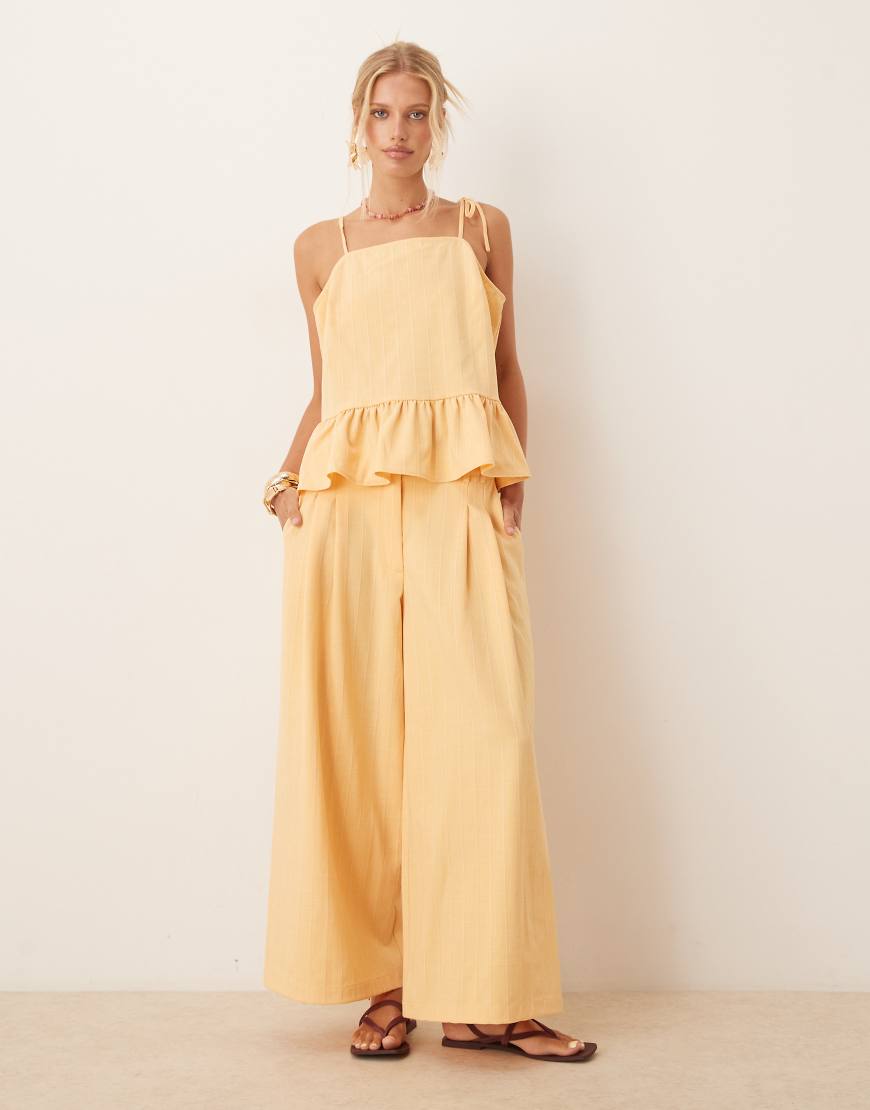 ASOS DESIGN - Elegante Hose in Gelb mit Streifen, weitem Bein, niedrigem Bund und Ziernähten, Kombiteil-Bunt von ASOS DESIGN