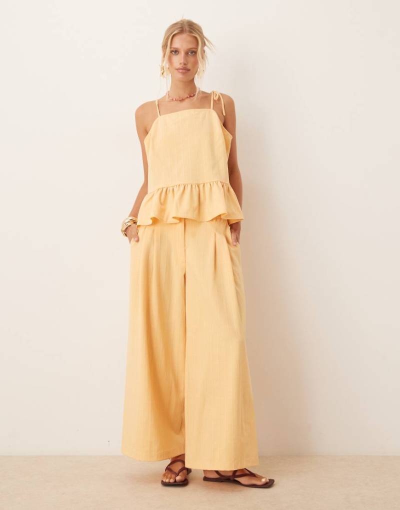 ASOS DESIGN - Elegante Hose in Gelb mit Streifen, weitem Bein, niedrigem Bund und Ziernähten, Kombiteil-Bunt von ASOS DESIGN