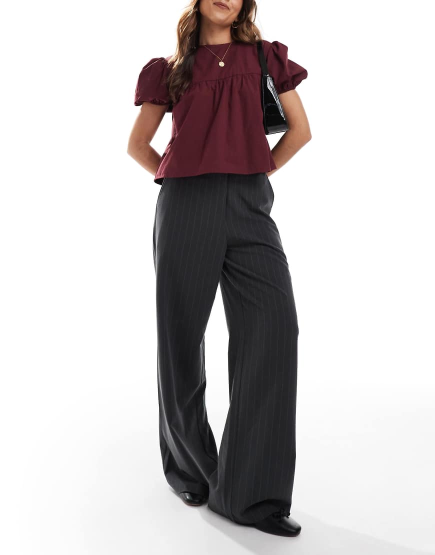 ASOS DESIGN - Elegante Hose in gestreiftem Anthrazit mit lockerem, geradem Schnitt-Bunt ASOS DESIGN - Elegante Hose in gestreiftem Anthrazit mit lockerem, geradem Schnitt-Bunt von ASOS DESIGN