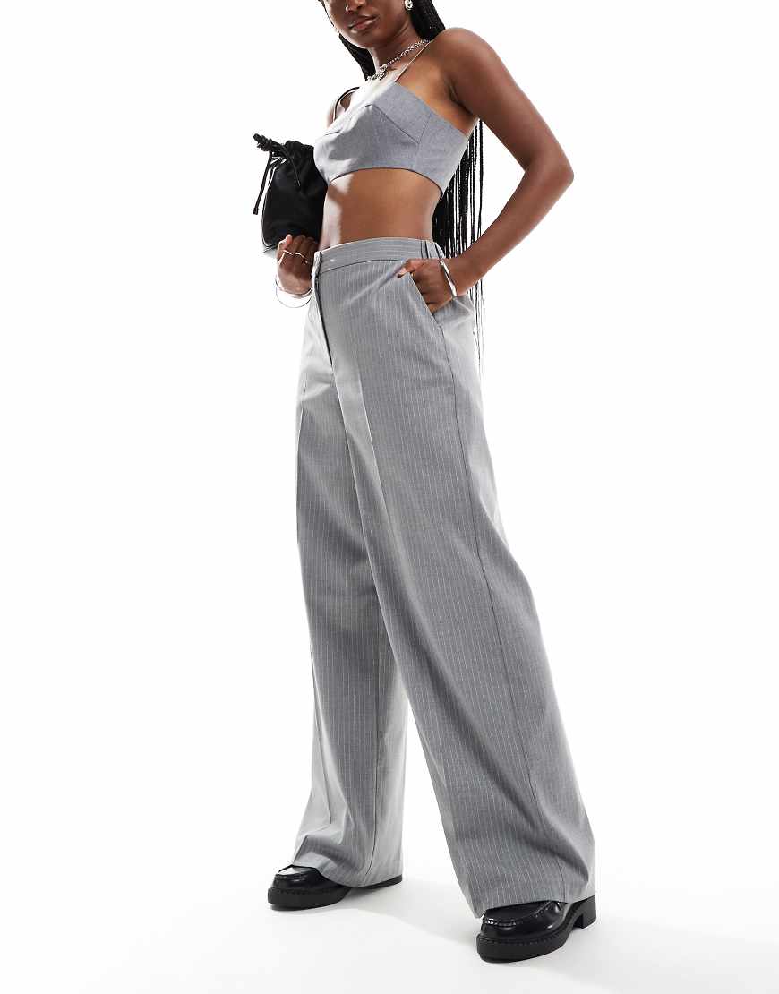 ASOS DESIGN - Elegante Hose in gestreiftem Grau mit lockerem, geradem Schnitt-Bunt ASOS DESIGN - Elegante Hose in gestreiftem Grau mit lockerem, geradem Schnitt-Bunt von ASOS DESIGN
