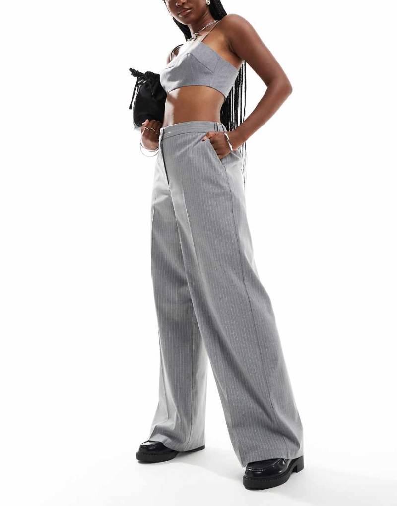 ASOS DESIGN - Elegante Hose in gestreiftem Grau mit lockerem, geradem Schnitt-Bunt von ASOS DESIGN