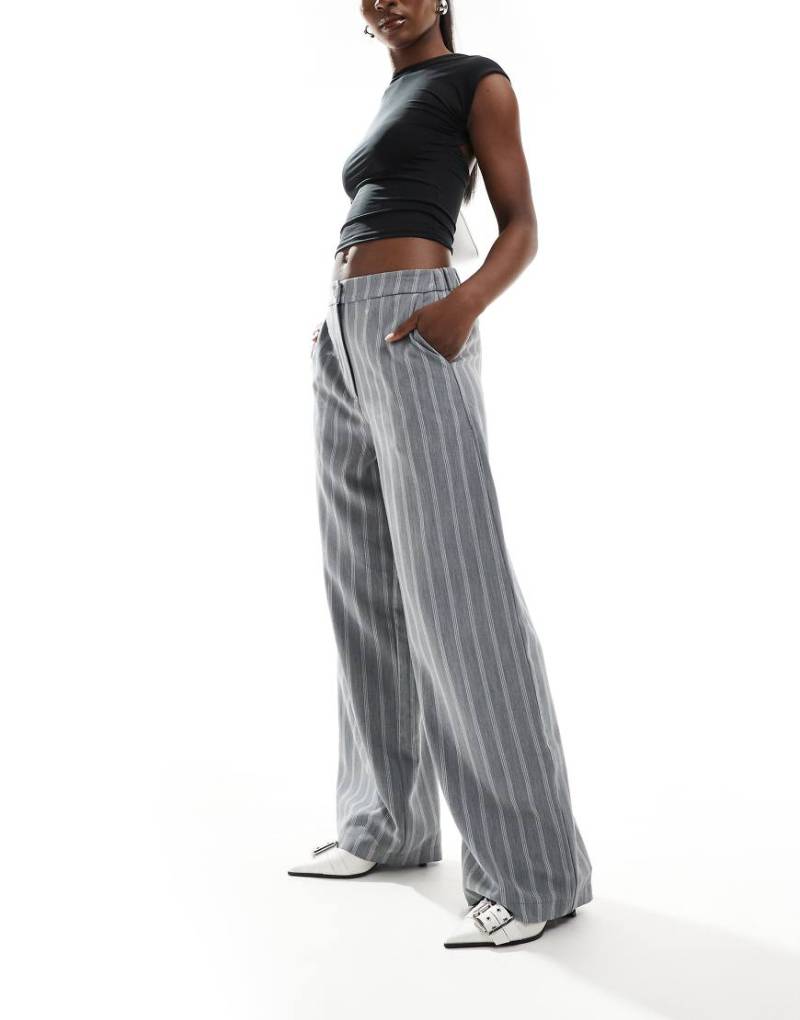 ASOS DESIGN - Elegante Hose in gestreiftem Grau mit lockerem, geradem Schnitt von ASOS DESIGN