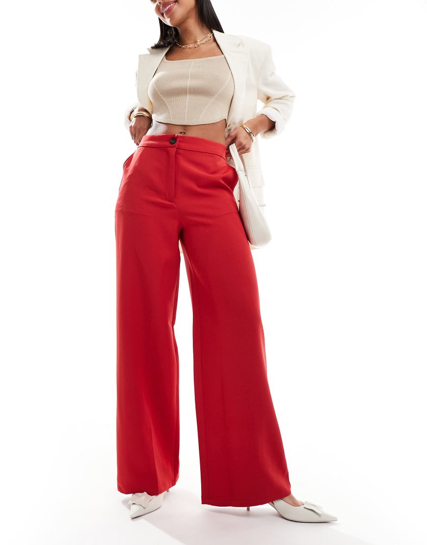 ASOS DESIGN - Elegante Dad-Hose in Rot mit weitem Bein ASOS DESIGN - Elegante Dad-Hose in Rot mit weitem Bein von ASOS DESIGN