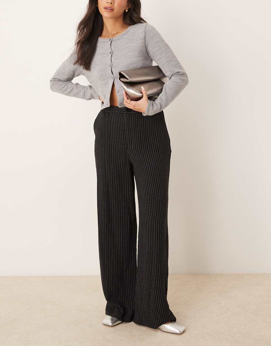 ASOS DESIGN - Elegante Dad-Hose in Schwarz mit weitem Bein und Nadelstreifen-Bunt ASOS DESIGN - Elegante Dad-Hose in Schwarz mit weitem Bein und Nadelstreifen-Bunt von ASOS DESIGN