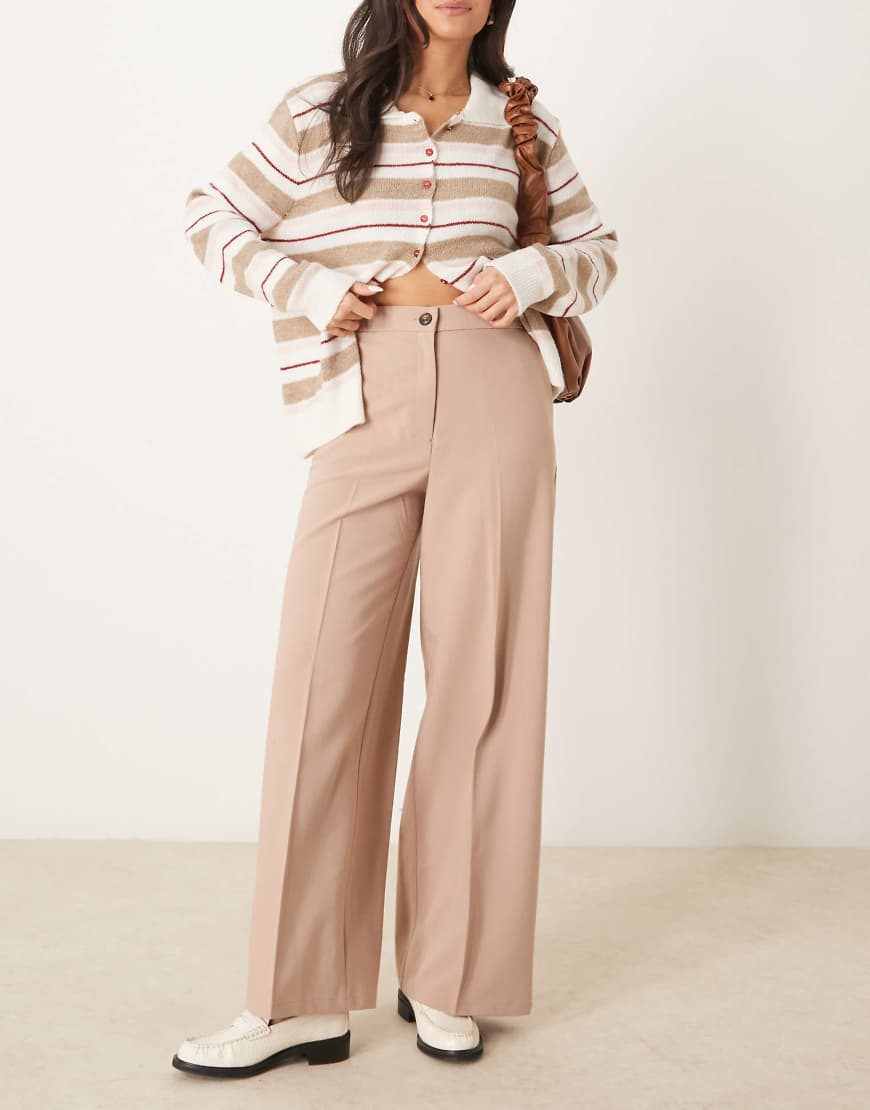 ASOS DESIGN - Elegante Hose in Apricot mit lockerem, geradem Schnitt-Braun ASOS DESIGN - Elegante Hose in Apricot mit lockerem, geradem Schnitt-Braun von ASOS DESIGN