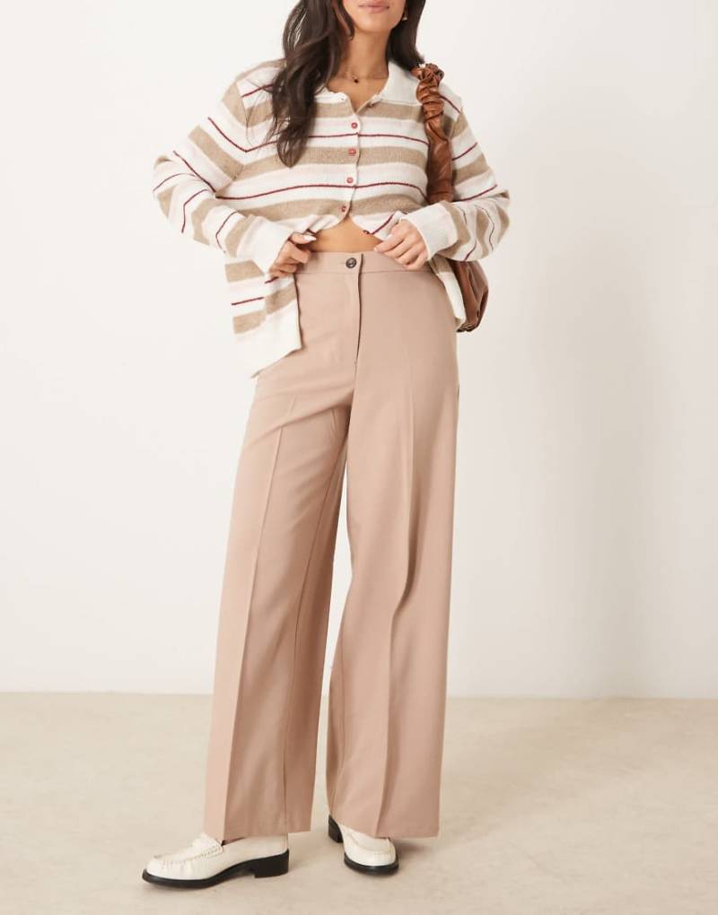 ASOS DESIGN - Elegante Hose in Apricot mit lockerem, geradem Schnitt-Braun von ASOS DESIGN