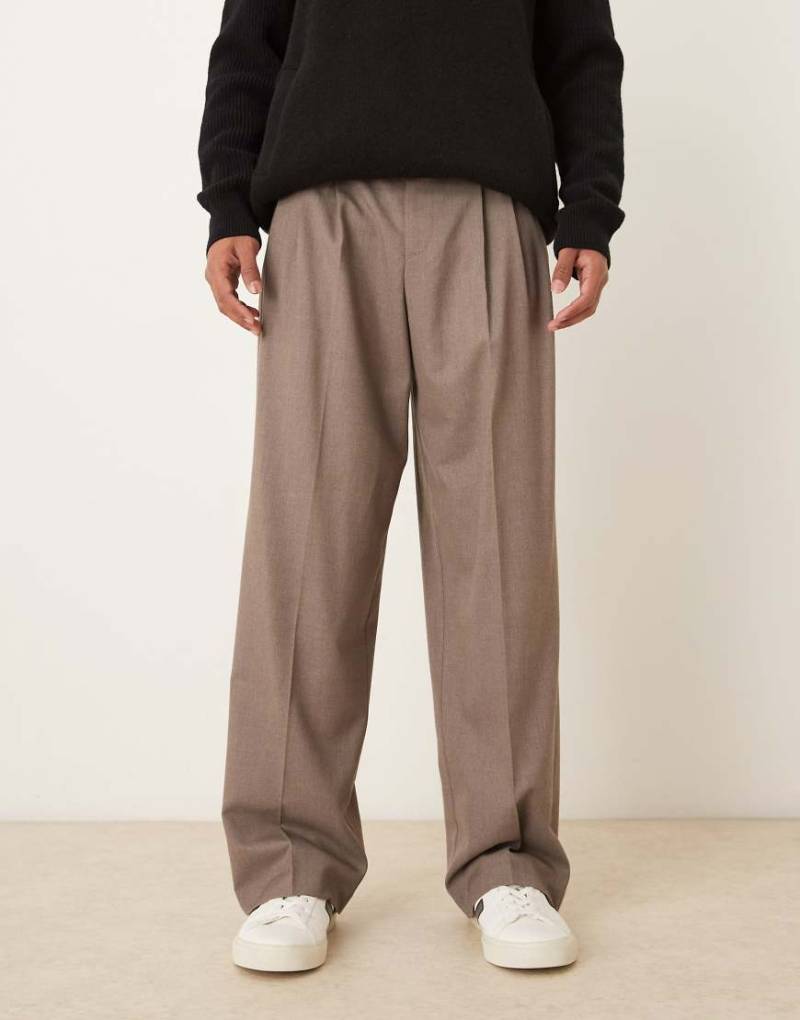 ASOS DESIGN - Elegante Flanell-Hose in Beige mit weitem Bein und dreifachen Bügelfalten-Neutral von ASOS DESIGN