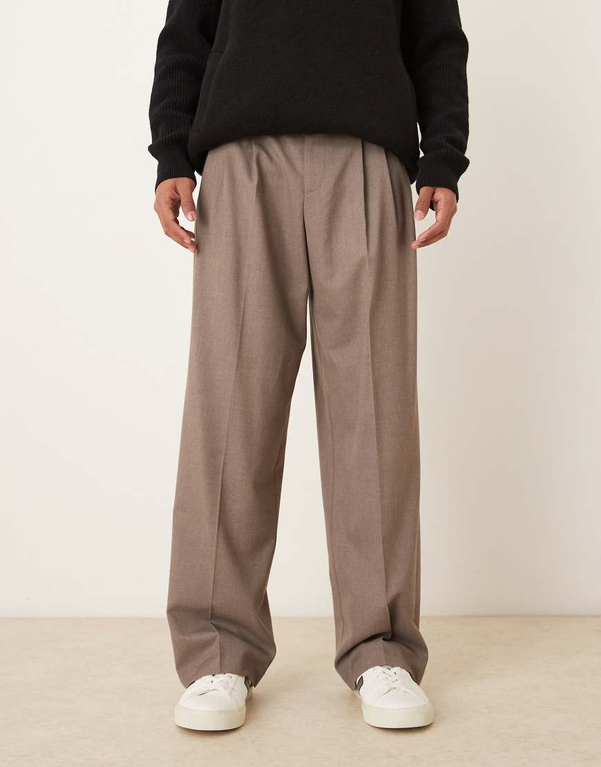 ASOS DESIGN - Elegante Flanell-Hose in Beige mit weitem Bein und dreifachen Bügelfalten-Neutral von ASOS DESIGN