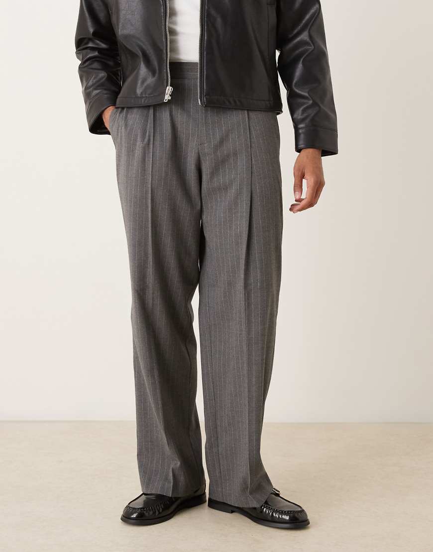 ASOS DESIGN - Elegante Flanellhose in Anthrazit mit Nadelstreifen, weitem Bein und elastischem Bund-Grau von ASOS DESIGN