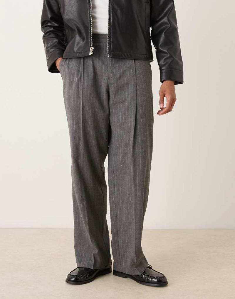 ASOS DESIGN - Elegante Flanellhose in Anthrazit mit Nadelstreifen, weitem Bein und elastischem Bund-Grau von ASOS DESIGN