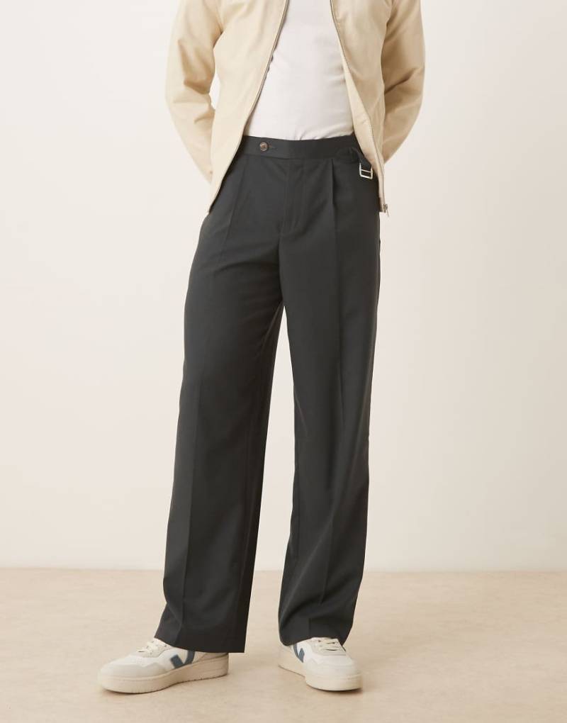 ASOS DESIGN - Elegante Flanellhose in Dunkelgrün mit weitem Bein, verstellbaren Seiten und Bundfalten von ASOS DESIGN