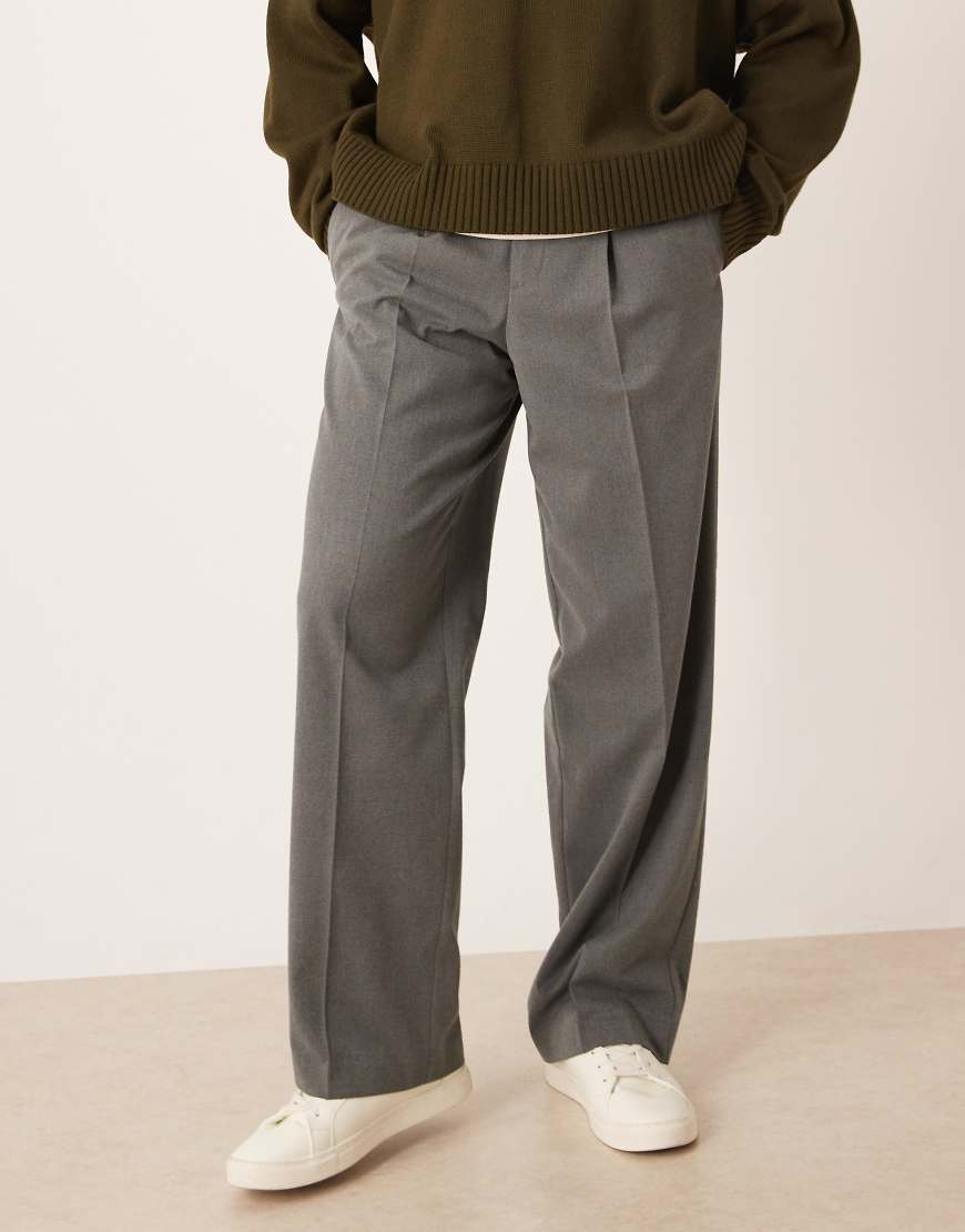 ASOS DESIGN - Elegante Hose aus Flanell in Grau mit weitem Bein und Bügelfalten von ASOS DESIGN