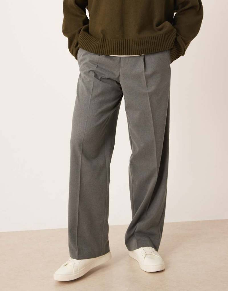 ASOS DESIGN - Elegante Flanellhose in Grau mit weitem Bein und Bundfalten von ASOS DESIGN