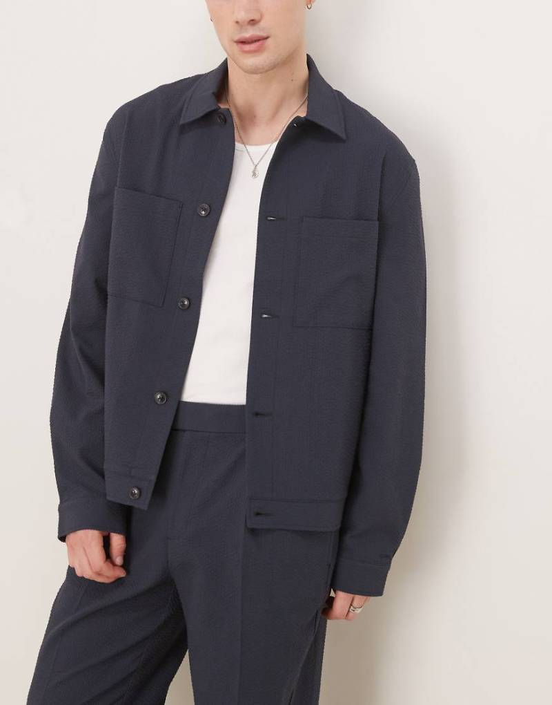 ASOS DESIGN - Elegante Harrington-Jacke aus Seersucker mit Struktur in Marineblau und Knopfleiste, Kombiteil von ASOS DESIGN