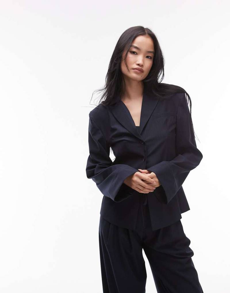 ASOS DESIGN - Elegante Hemdbluse in Marineblau mit Schulterpolstern und Nadelstreifen-Bunt von ASOS DESIGN