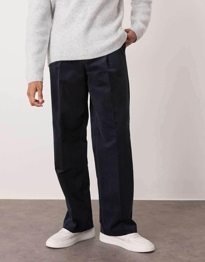 ASOS DESIGN - Elegante Hose aus Cord in Marineblau mit hohem Baumwollanteil, weitem Bein und Bügelfalten-Brown von ASOS DESIGN