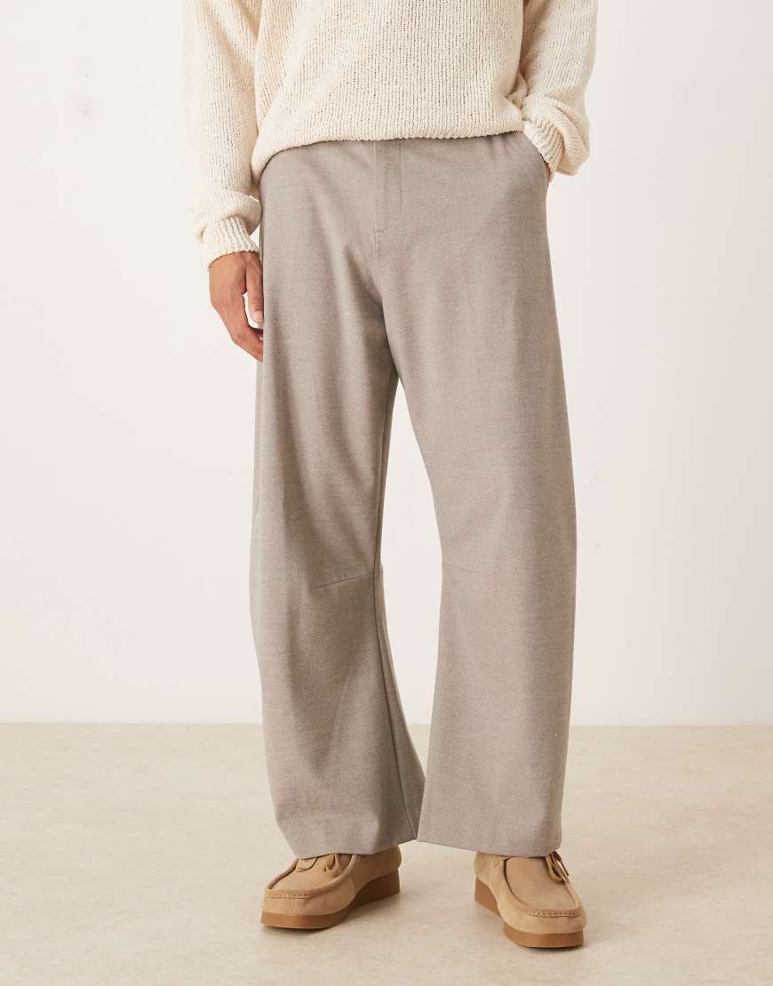 ASOS DESIGN - Elegante Hose aus Flanell in neutraler Farbe mit weitem, abgerundetem Bein von ASOS DESIGN