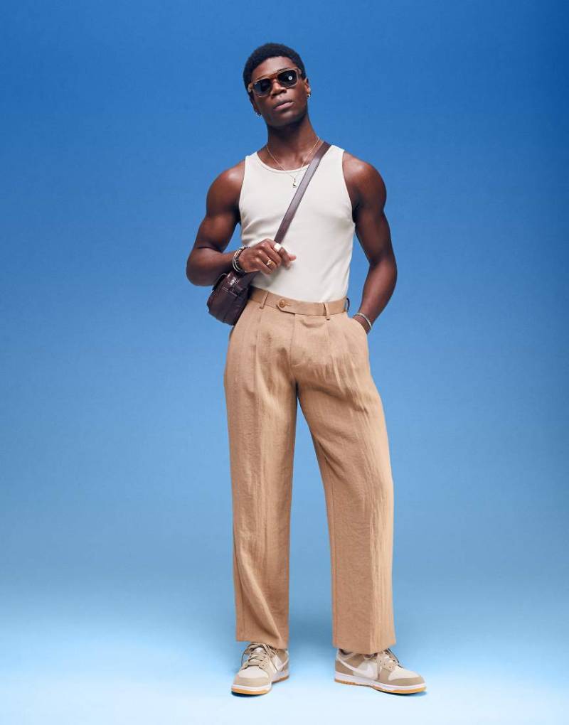 ASOS DESIGN - Elegante Hose aus Leinenimitat in Hellbraun mit weitem Bein und zwei Bundfalten von ASOS DESIGN