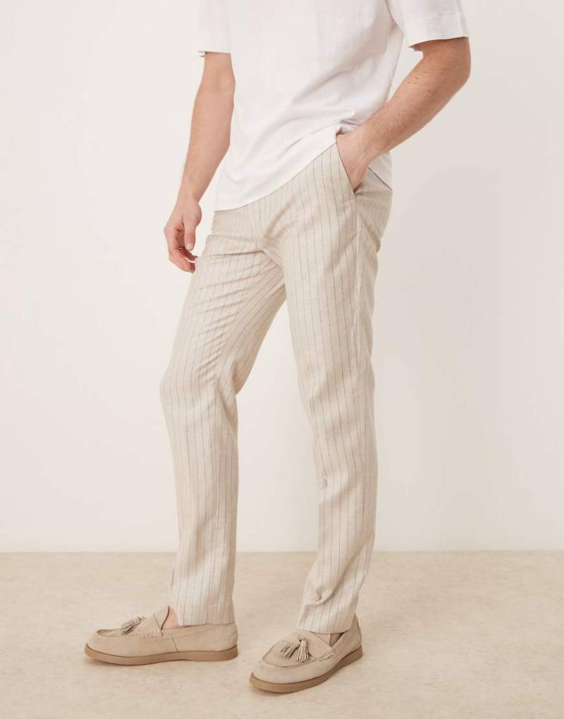 ASOS DESIGN - Elegante Hose aus Leinenmix in Cremeweiß mit schmalem Schnitt und Nadelstreifen ASOS DESIGN - Elegante Hose aus Leinenmix in Cremeweiß mit schmalem Schnitt und Nadelstreifen von ASOS DESIGN